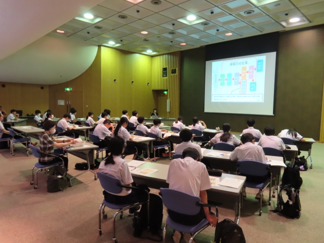職場見学の様子（業務説明）