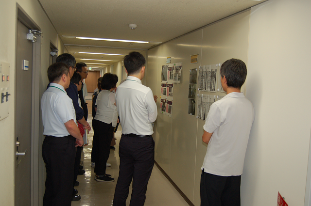 庁内施設の説明を聞いている状況