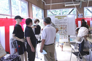 当日ブース内のようす１（手錠等の展示）