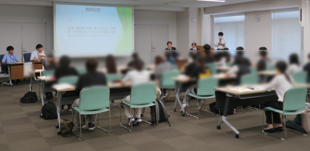会議室で学生たちが説明を聞く様子