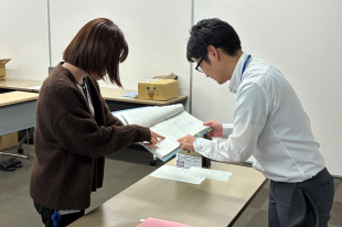 研修員からの質問に応えるK主任