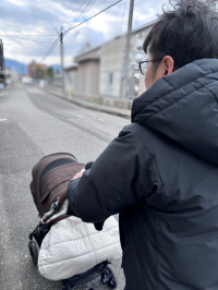 休日にベビーカーを押しながら散歩するK主任