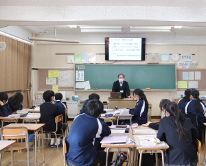 検察官による講話の様子（名古屋市立汐路中学校）