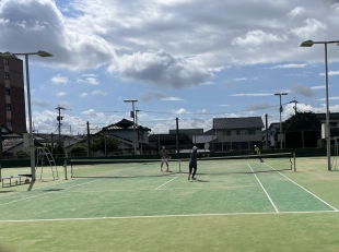 テニスをする様子