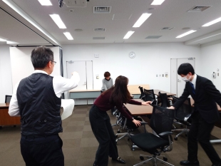 ▲会議の設営をする様子